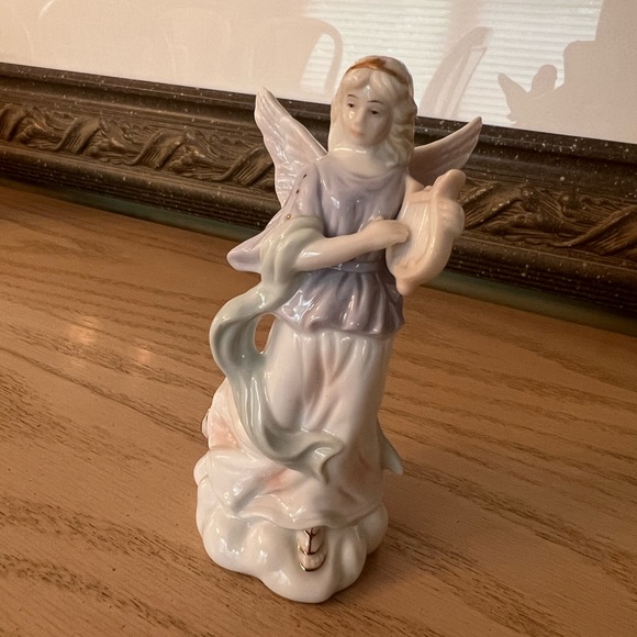 Angel figurine - Picture 2 of 3